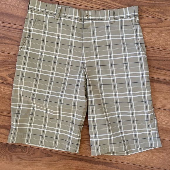 Nike Other - Men’s Nike Golf beige plaid flat front shorts Sz 32 (M )